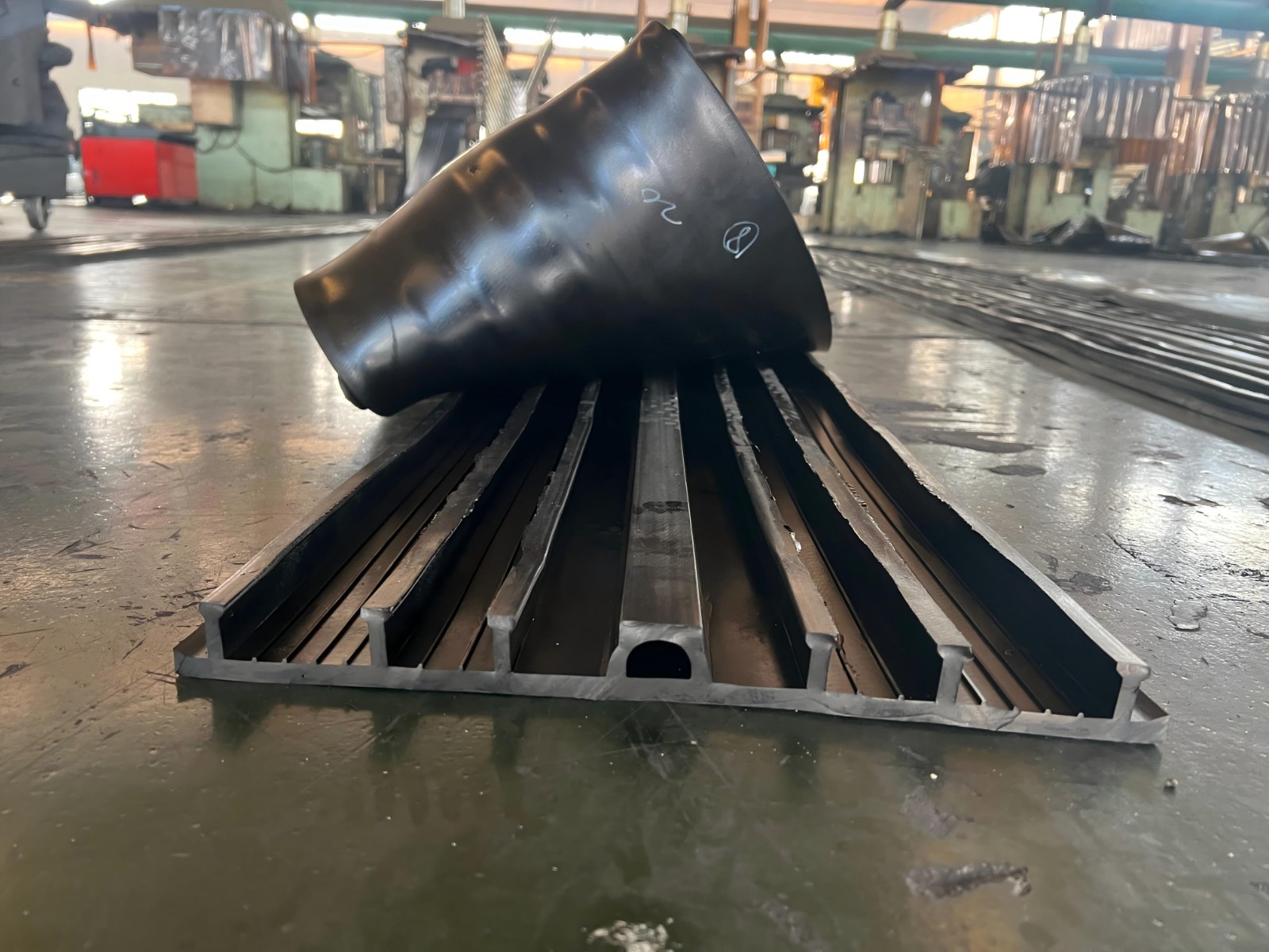 2026年推薦衡水宏基橡塑:管廊變形縫防滲失效?300寬橡膠止水帶 彈性好密封性強 市政工程優(yōu)選!(1).jpg 2026年推薦衡水宏基橡塑:管廊變形縫防滲失效?300寬橡膠止水帶 彈性好密封性強 市政工程優(yōu)選!(1).jpg